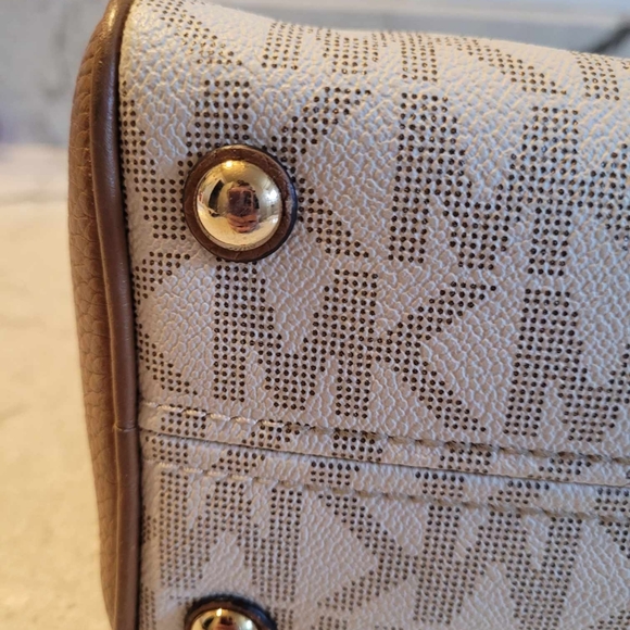 $125EMT Michael Kors vanilla Bedford Medium Tassel Leather Duffel EUC - Picture 7 of 15